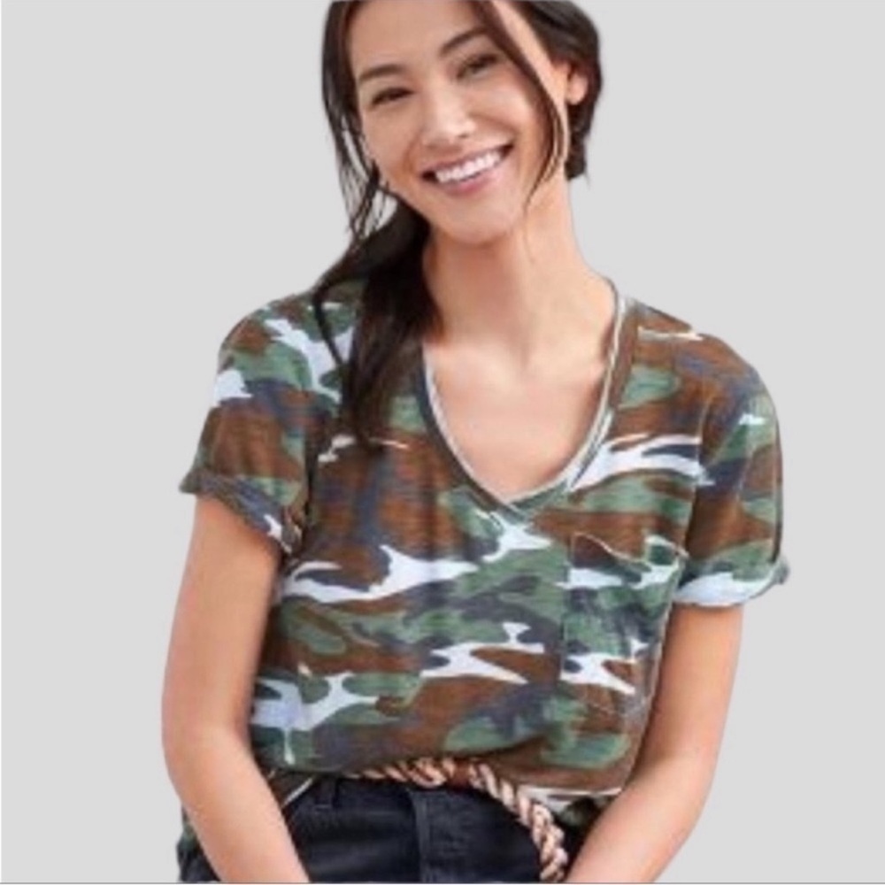 NWOT Anthropologie t.la Classic V-neck Pocket‎ Tee in Guacomole Camo Size: XS